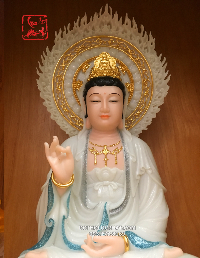 Tượng Phật Bà Quan Âm Ngồi đài sen, y áo viền xanh, sau lưng có hào quang