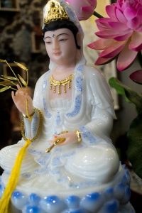 cách lập bàn thờ quan âm tại nhà màu trắng đẹp