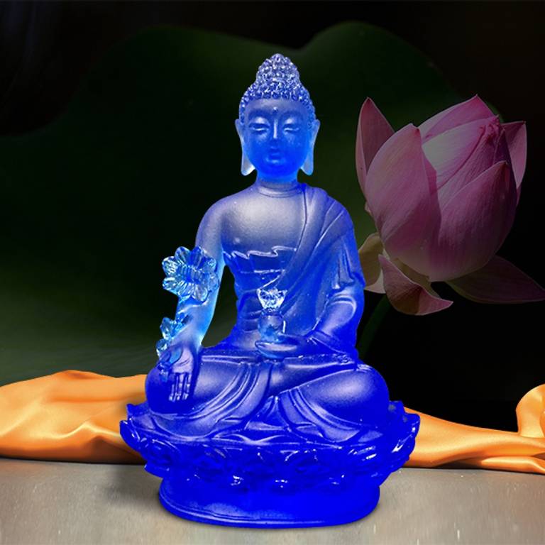 Trong tay ngài cầm một thân cây Aruma hoặc Myrobalan là đại diện cho tất cả các cây thuốc tốt nhất