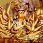 Tôn tượng Phật Mẫu Chuẩn Đề thường được mô tả có màu vàng lợt điểm quang trắng, có 18 tay ngồi kiết già trên toà sen, phía dưới là 2 vị Long Vương