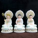 Ta Bà Tam Thánh gồm Tôn tượng Thích Ca Mâu Ni Phật ở giữa, bên phải là Quan Thế Âm Bồ tát, bên trái là Địa Tạng Bồ Tát