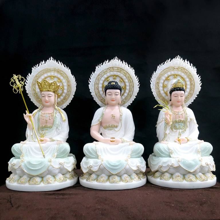 Ta Bà Tam Thánh gồm Tôn tượng Thích Ca Mâu Ni Phật ở giữa, bên phải là Quan Thế Âm Bồ tát, bên trái là Địa Tạng Bồ Tát