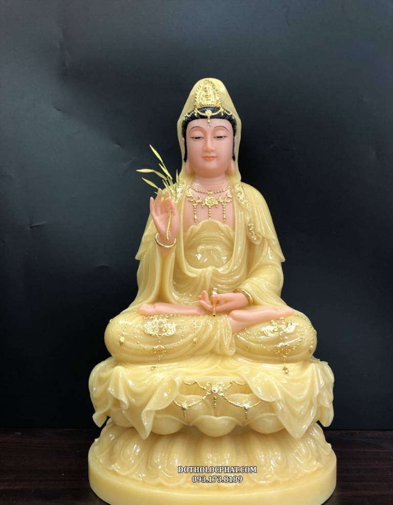 Quan Thế Âm Bồ Tát là thị giả chánh pháp của Đức Phật, ngài có thể hoá hiện thân Phật, thân quỷ dạ xoa, la sát để độ chúng, cứu khổ độ sinh