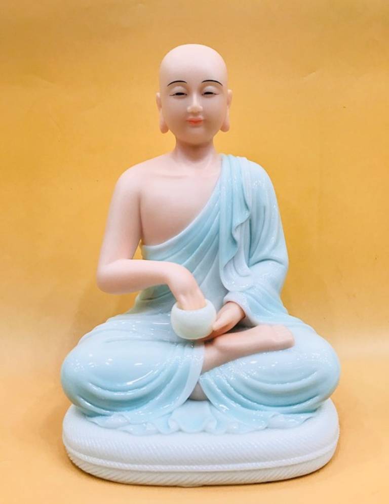 Thánh tăng Sivali nên đặt bên dưới tượng Phật, hướng về phía bên trái của bàn thờ Phật