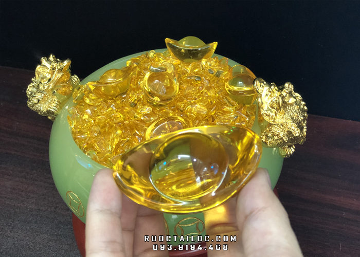 Trong bát tụ bảo thường chứa vàng bạc, châu báu, thỏi vàng để mong cầu của cải, tài lộc