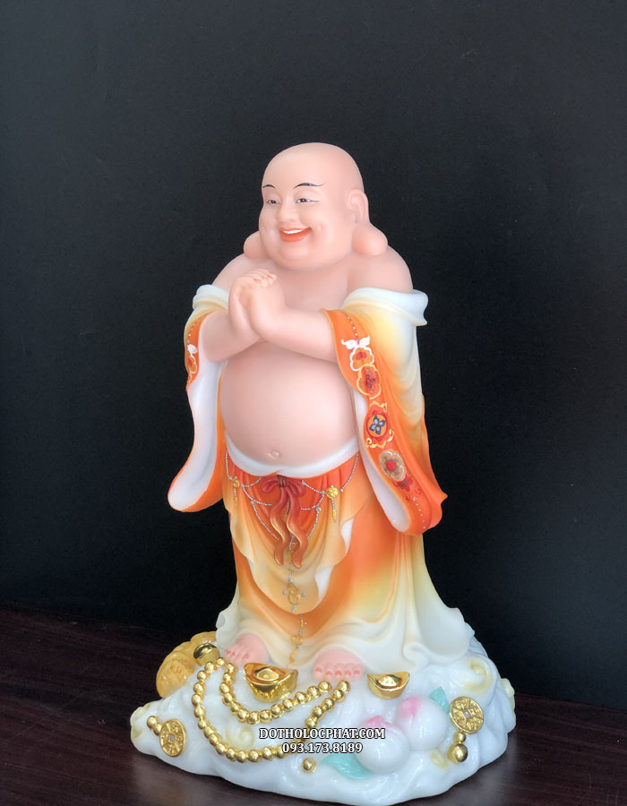 Tượng Phật Di Lặc chúc phúc được thể hiện trong tư thế đứng chúc phúc, y áo tượng được vẽ gấm thủ công đẹp mắt