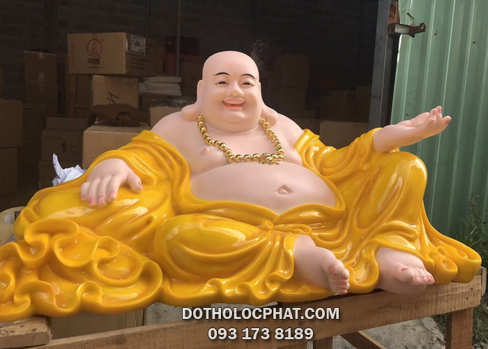 Tượng Phật Di Lặc được chế tác từ bột đá cao cấp có màu vàng thạch anh tươi sáng, đẹp mắt