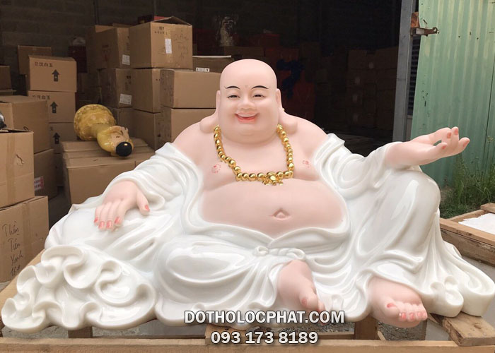 Tượng Phật Di Lặc đeo tràng hạt bằng đá trắng 