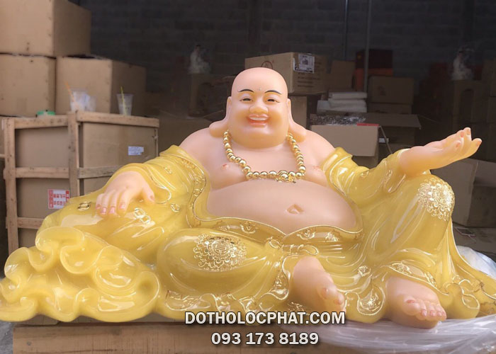 Tượng Phật Di Lặc tràng hạt bằng đá thạch anh cao cấp, y áo được viền vàng nổi bật