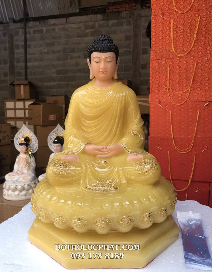 Điểm nhấn của tượng nằm ở phần họa tiết viền vàng nổi bật trên y áo Đức Phật và trên cánh sen ở phần đế tượng
