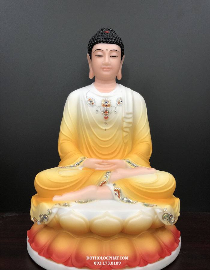 Tượng được vẽ gấm vàng tinh tế, màu sắc đẹp, hài hòa, tượng phần nào thể hiện được thần thái từ bi, hỷ xả của Đức Phật
