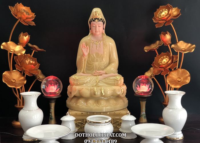 Tượng Phật Bà Quan Âm bằng bột đá cao cấp, báu sức bằng vàng nổi bật, sang trọng, thần thái từ bi hỷ xả, cao quý