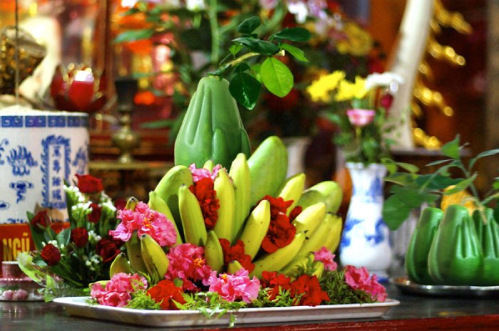Cúng dường có thể là dâng hương hoa, trái cây để thể hiện lòng tri ơn đến Đức Phật