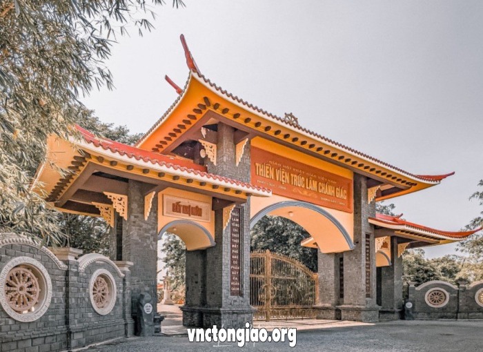 Cổng lớn của Thiền Viện được xây dựng theo lối kiến trúc xưa mang nét cổ kính trang nghiêm
