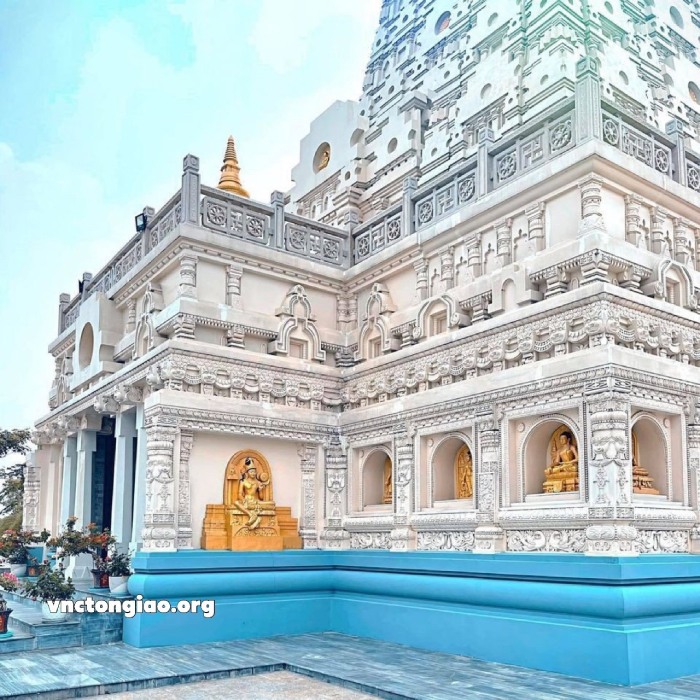 Tháp có nét kiến trúc pha lẫn giữa Việt - Khmer- Thái - Ấn và chút phương Tây