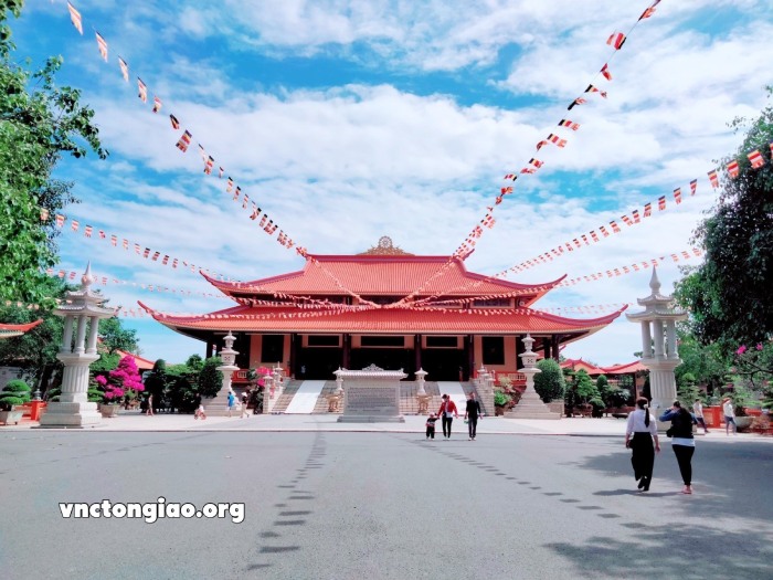 Từ cổng lớn đi vào là chánh điện của Thiền Viện