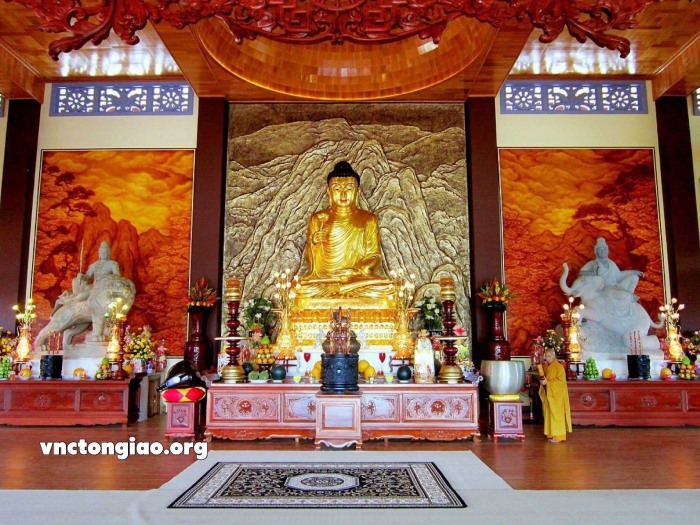 Tượng Phật Thích Ca Niêm Hoa Vi Tiếu tại chánh điện, hai bên là Phổ Hiền và Văn Thù Bồ Tát