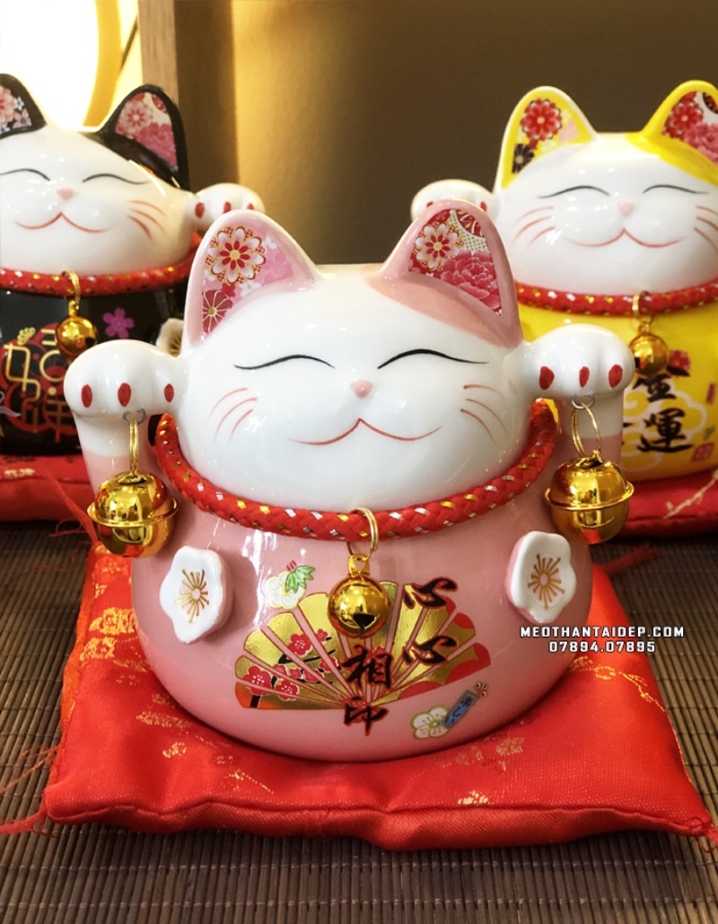 Tượng mèo Thần Tài màu hồng thường được đặt ở phòng ngủ để cầu tình duyên hay các mối quan hệ hài hòa, tốt đẹp