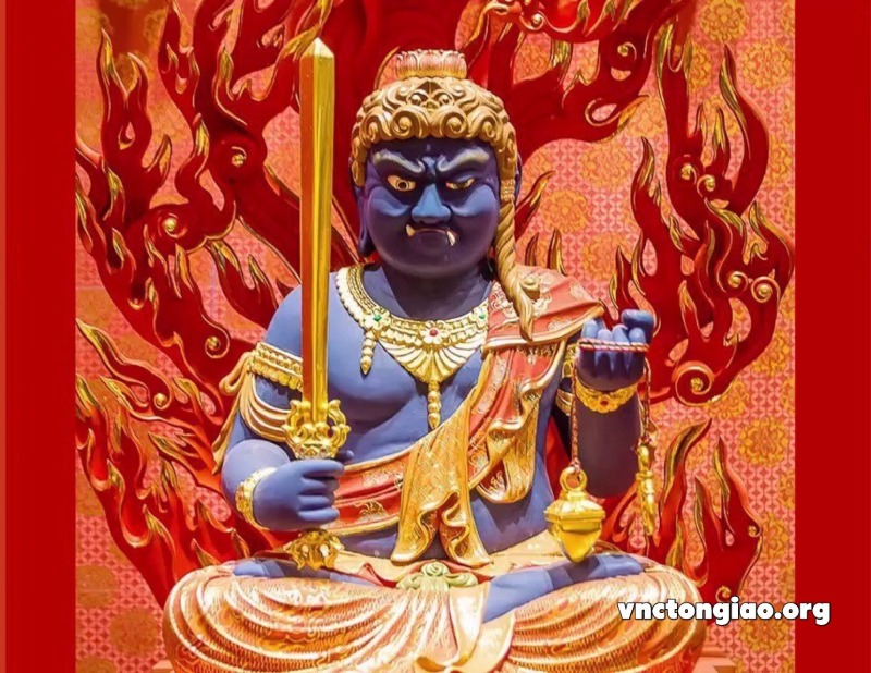 Bất Động Minh Vương có thân sắc màu xanh, xung quanh có ngọn lửa bao quanh