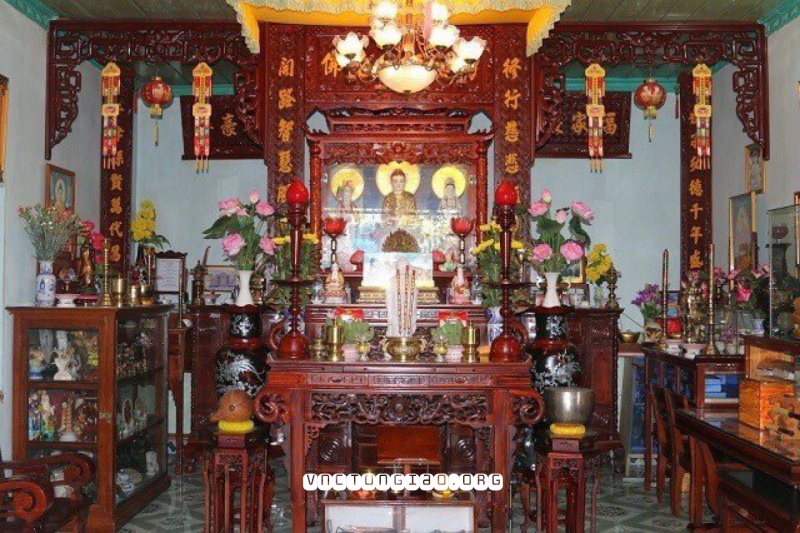 Thờ Phật và gia tiên chung trên một bàn thờ