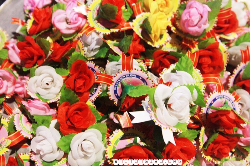 Có 4 sắc hoa chính được dùng để cài áo lễ Vu Lan là đỏ, hồng, trắng và vàng