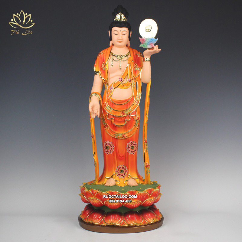 Nhật Quang Bồ Tát trong tay cầm nhật luân tượng trưng cho ánh sáng mạnh mẽ phá tan mọi u tối
